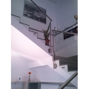 Ringhiera a pannelli metacrillati con corrimano acciaio inox